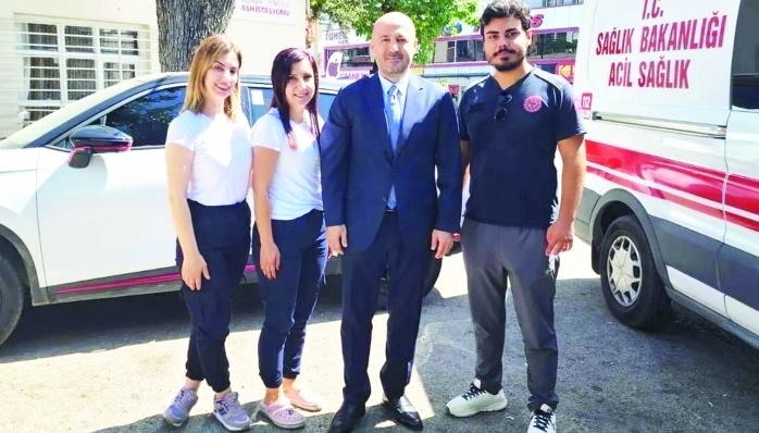 Adana İl Sağlık Müdürü Uzm. Dr. Halil Nacar, Kurban Bayramında vatandaşların sağlık hizmetlerinden eksik kalmaması için çalışan sağlık personelini bayramda ziyaret edip moral verdi.