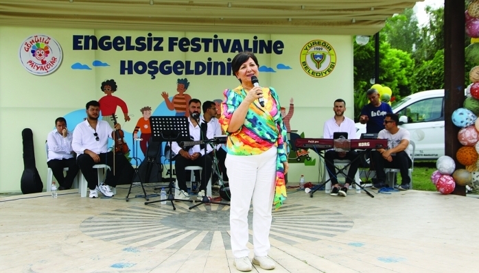 Yüreğir Belediyesi’nin düzenlediği ‘Engelsiz Festival’de özel gereksinimli bireyler aileleri ile birlikte gönüllerince eğlendi.