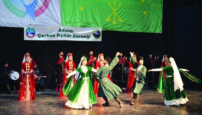 OŞAD TOPLULUĞUNDAN ADANA’DA MÜTHİŞ PERFORMANS: GELENEKSEL ÇERKES DANSLARI VE MÜZİKLERİ BÜYÜLEDİ