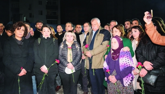 Ağır yıkım ve can kaybına neden olan depremlerin yıl dönümünde, can kayıplarının yaşandığı noktalarda anma etkinlikleri düzenlendi.