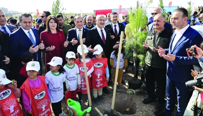 Vali Köşger, “Ne zaman ki insanlık doğayı egemenliği altına almaya başladı işte o zaman davayı da kaybetmeye başladı” dedi