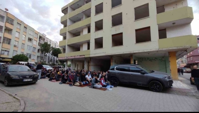 Bayram namazını yıkılması için boşaltılan orta hasarlı binanın altında kıldılar Kaynak: Bayram namazını yıkılması için boşaltılan orta hasarlı binanın altında kıldılar