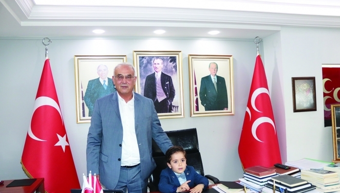 MHP Adana İl Başkanı Yusuf Kanlı, 23 Nisan Ulusal Egemenlik ve Çocuk Bayramı münasebetiyle makam koltuğunu ana sınıfı öğrencisi İbrahim Asaf’a devretti.