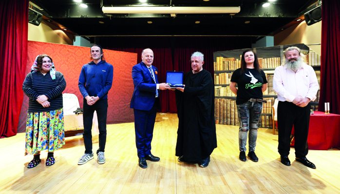 YÜREĞİR’DE GENÇLER “PEMBE ASLINDA SİYAHTIR” OYUNUNDA BULUŞTU