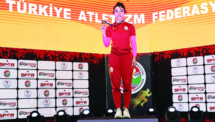 Yeşilay Türkiye Salon Atletizm Şampiyonası'nda Galatasaray’a transfer olan Adanalı sırık atlama sporcusu altın madalya kazandı 