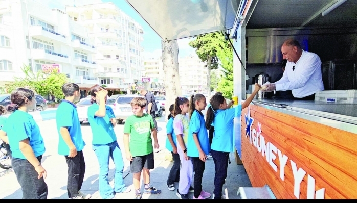 Yumurtalık Belediye Başkanı Erdinç Altıok, 5 liraya çay+simit ikilisinden sonra öğrencilere ücretsiz çorba imkânı sunuyor