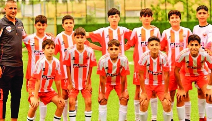 Adanaspor U 13’ün kalecisi N. Aras Kaya dikkat çekiyor