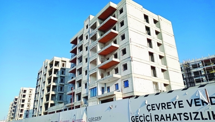 Yüreğir’de kentsel dönüşüm projelerine hız verildi. Şehit Erkut Akbay Mahallesi’nde apartmanlar yükselmeye başladı