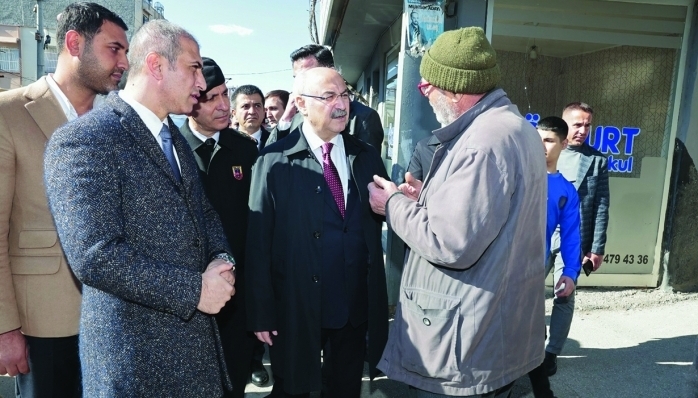 Vali Köşger, Yunus Emre ve Yeşilbağlar Mahalleleri’ni ziyaret edip vatandaşların sorunlarını dinledi