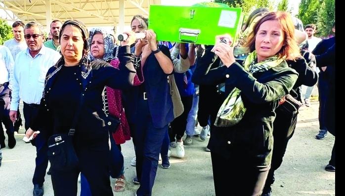 Tekin, neredeyse her gün kadın cinayeti ile uyandıklarını belirterek, sadece Adana’da geçtiğimiz ay 12 saat içerisinde 5 kadının öldürüldüğüne dikkat çekti.