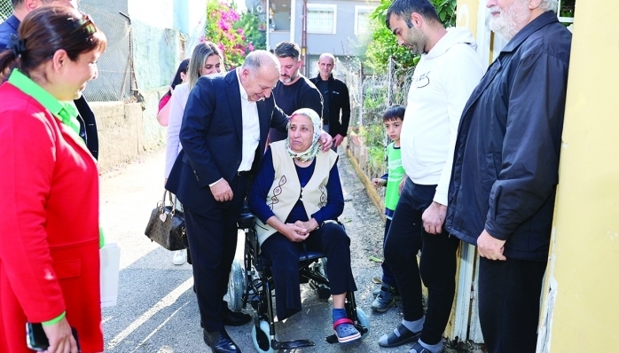 Yüreğir Belediye Başkanı Ali Demirçalı, akülü tekerlekli sandalye ihtiyacını bildiren Keziban Sarıdoğan’ın talebini yerine getirdi.