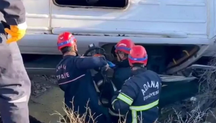 Adana'da öğrenci servisi şarampole devrildi: 2'si ağır 9 yaralı