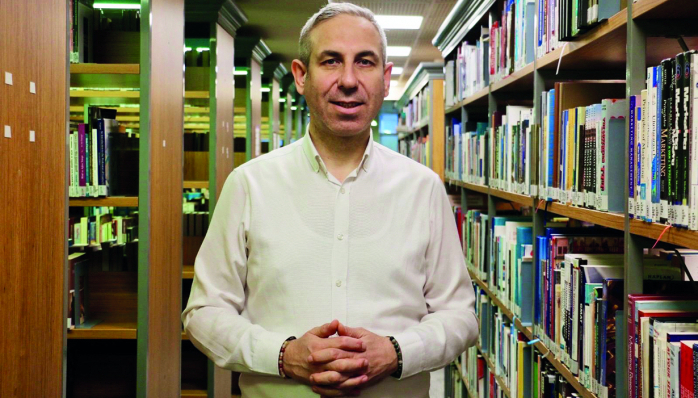 Uzman Psikolojik Danışman Özgür Akoğlan, mezuna kalma kararının yalnızca “daha iyi bir sıralama yaparım” düşüncesiyle verilmemesi gerektiğini söyledi 