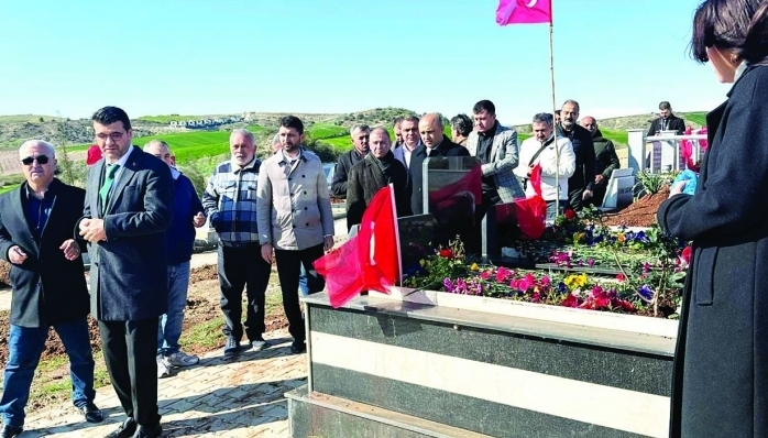 Anahtar Parti Adana teşkilatı, Kahramanmaraş merkezli depremlerde hayatlarını kaybedenlerin mezarını ziyaret etti.