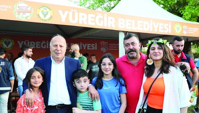 Merkez Park’taki stantta misafirlerini ağırlayan Yüreğir Belediye Başkanı Ali Demirçalı, karnavalın Adana’ya çok yakıştığını söyledi.