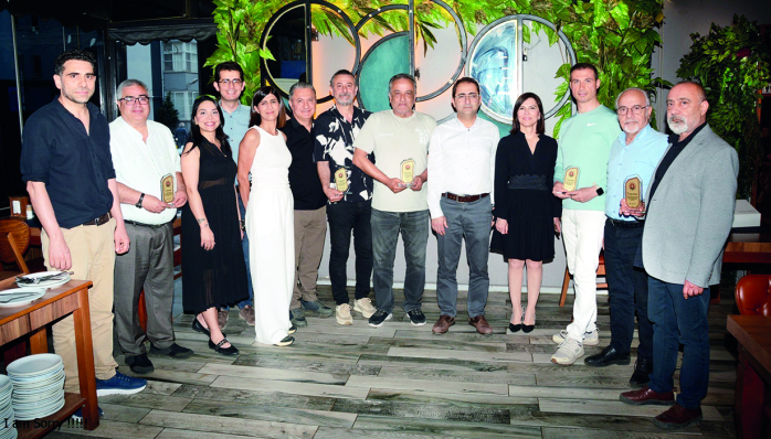 Adana Tabip Odası Yeni Yönetimi Önceki Yönetime Plaket Verdi 