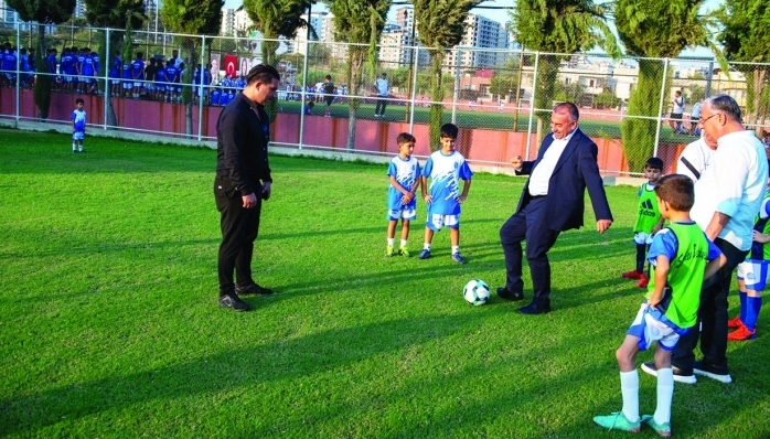 Seyhan Belediyesi’nin 30 Ağustos Zafer Bayramı kapsamında düzenlediği 7-15 yaş arası futbol seçmeleri şölene dönüştü.