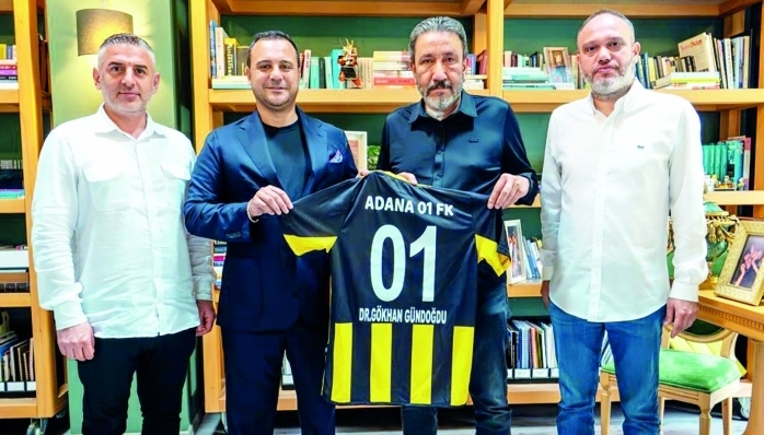 Adana 01 FK Başkanı, kulübe desteğinden dolayı ziyaret edip forma hediye etti 