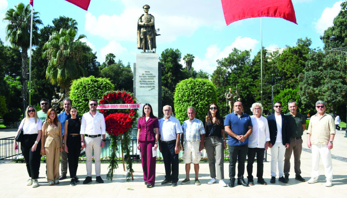 Mimarlar Odası Adana Şube Başkanı Canan Aksu ve üyeler, 6 Ekim Dünya Mimarlık Günü nedeniyle Atatürk anıtına çelenk sundu