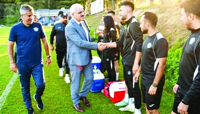 Süper Lig’deki temsilcimiz Adana Demirspor yarın deplasmanda Fenerbahçe ile yapacağı maçın hazırlıklarını sürdürüyor.