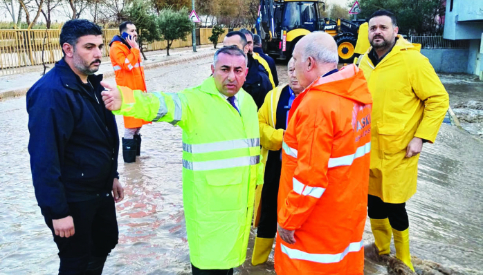 Büyükşehir 492 iş makinesi, 1672 personelle su baskınlarından etkilenen vatandaşın yanında. 