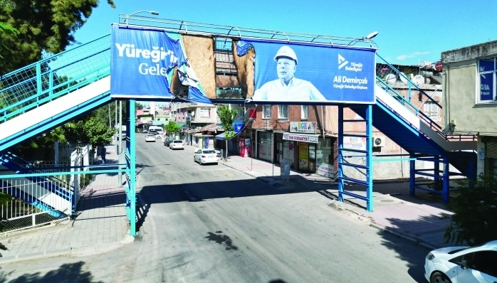 Adana’nın merkez ilçelerinden Yüreğir İlçe Belediye Başkanı Ali Demirçalı’nın bir üst geçitteki afişlerine çirkin saldırı düzenlendi.