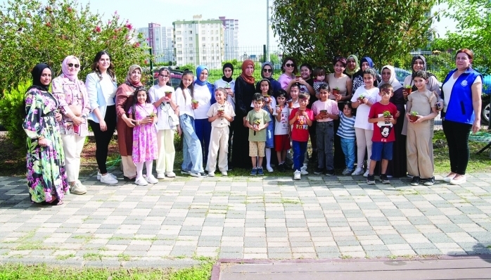 ÇÖLYAK HASTASI ÇOCUKLARDAN ANNELERİNE FİDAN HEDİYESİ