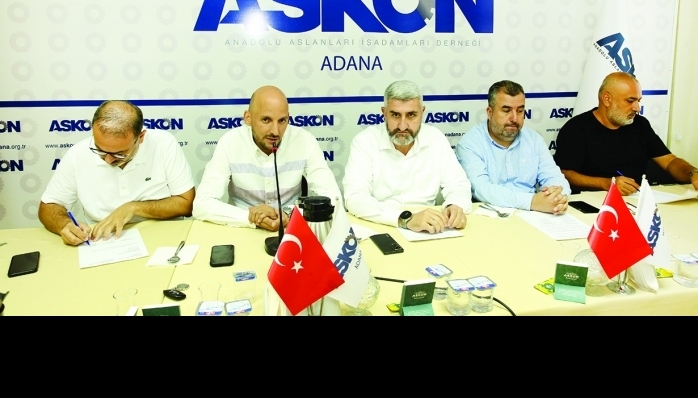 Anadolu Aslanları İş adamları Derneği (ASKON) Adana Şube Başkanı Recep Çalışkan, bayrağı Abdulvahap Bilge'ye teslim etti.