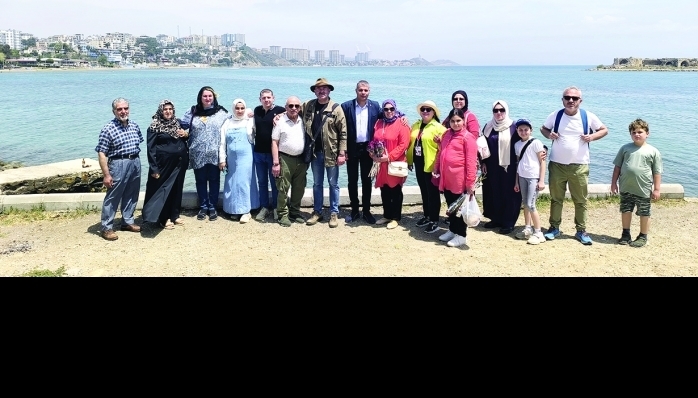 Anneler Günü’nde belediye başkanını ve esnafları ziyaret edip tarihi yerleri gezdiler