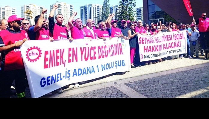 Seyhan Belediyesi çalışanları belediye önünde alacaklarının ödenmesi için eylem yaptı 