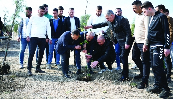 Bahçeli’nin talimatlarıyla Türkiye genelinde başlatılan “Biz Kardeşiz Ağaçlandırma Projesi” kapsamında Adana’da yüzlerce çınar fidanının dikimi sağlandı.