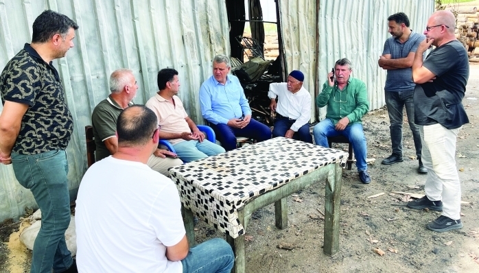 CHP Adana Milletvekili Ayhan Barut, Adana'da yanan işyerinde incelemelerde bulundu