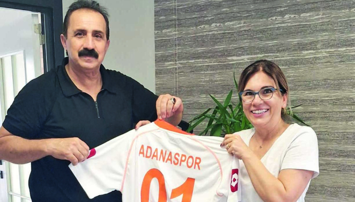 Adanaspor Kulübü Başkanı, Büyükşehir Park ve Bahçeler Daire Başkanı’na forma hediye etti 
