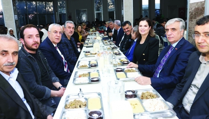 Rektör Prof. Dr. Tuncel öğrencilerle  iftar yemeğinde bir araya geldi