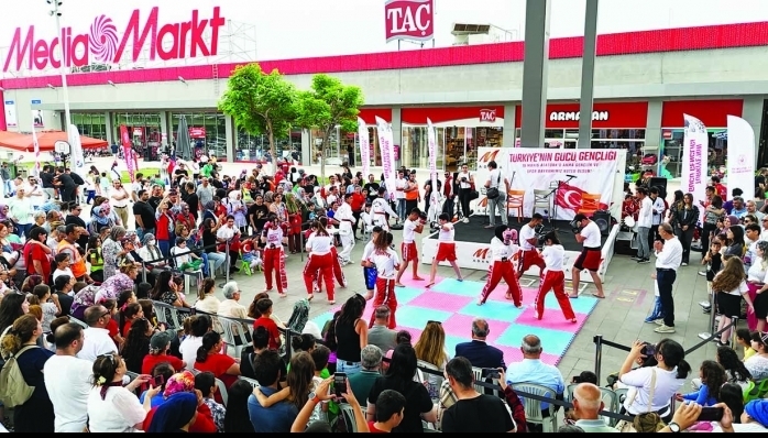 M1 Adana Alışveriş Merkezi, Atatürk’ün gençlere armağanı olan “19 Mayıs Gençlik ve Spor Bayramı” kutlamalarında renkli ve anlamlı etkinlikleri ile gençlerin buluşma noktası oldu.