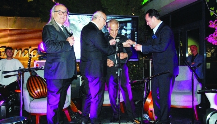 Bir dünya yıldızı olarak bilinen Adanalı Omar Faruk Tekbilek için fotoğraf sergisi, kitap tanıtımı ve butik konser gerçekleştirildi