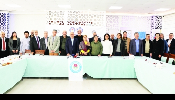 Eğitim-Bir-Sen Adana Şube Başkanı Mehmet Sezer; " Yarı yıl tatilinin ardından eğitim çalışanlarının sorunlarından arınmış olarak işinin başına geçmesi gerekir" dedi.