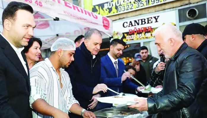 AK Parti Sözcüsü Çelik, iftar sonrası çocuklara ve gençlere dondurma ikram etti 