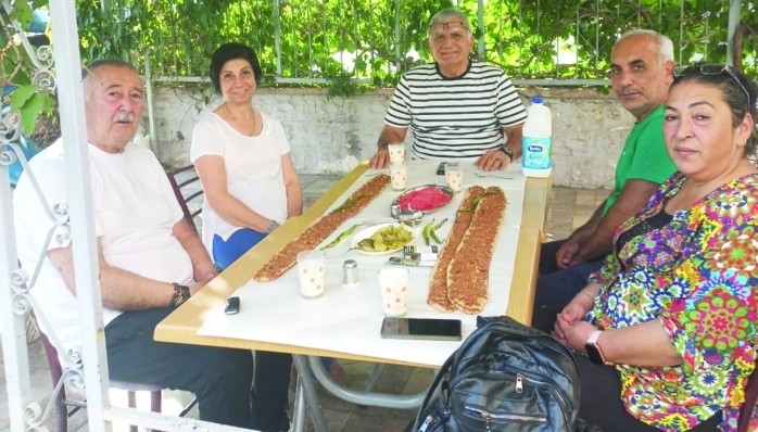 Boz ve yönetim kurulu üyeleri Adana’nın yetiştirdiği futbolcularından birisi olan ve Konya’da ikamet eden Kasım Kumuna’yı ziyaret ettiler.