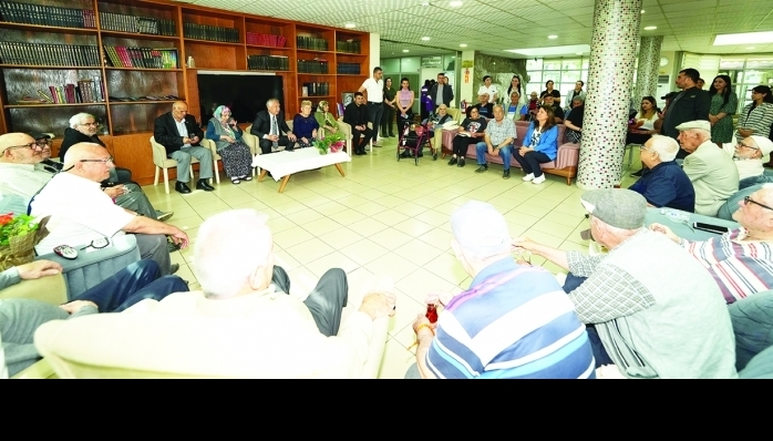 Başkan Zeydan Karalar, huzurevi sakinlerinin Anneler Günü’nü kutladı, çiçek verdi.