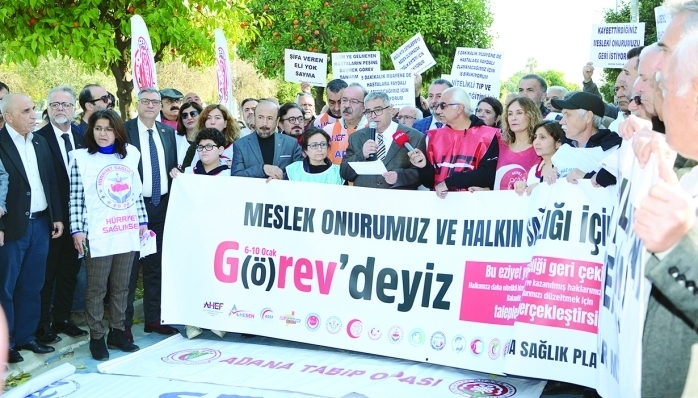 Polatöz, “Hastasını tedavi etti diye hekimlerin, sağlık çalışanlarının gelirinin azaltmak hangi mantığa sığar?” diye sordu 