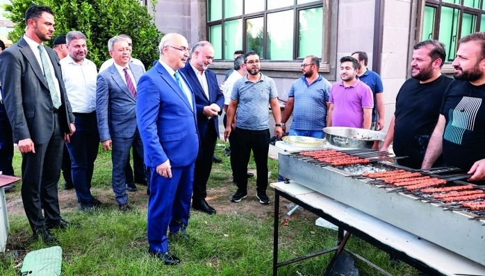 Vali Köşger, Kur’an Kursu öğrencileriyle bir araya geldi. Öğrencilere kebap ikram edildi 