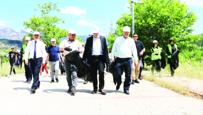 Pozantı Belediye personeli ve lise öğrencileri 5 Haziran Dünya Çevre Günü dolayısıyla çevre bilinci oluşturmak adına çöp topladı.