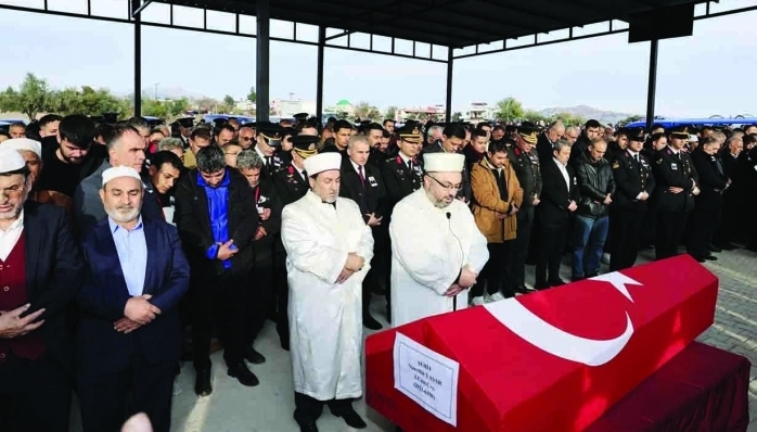 Duruşmada sanıklara yapılan silahlı saldırıda yaralanan ve kaldırıldığı hastanede şehit olan Uzman Çavuş Nurettin Yaşar gözyaşları arasında toprağa verildi