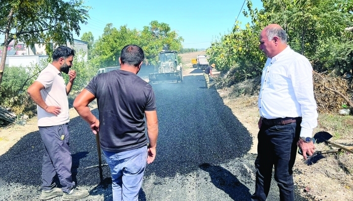 Yumurtalık Belediye Başkanı Erdinç Altıok, Akdeniz Mahallesi'ndeki asfalt çalışmalarını inceledi