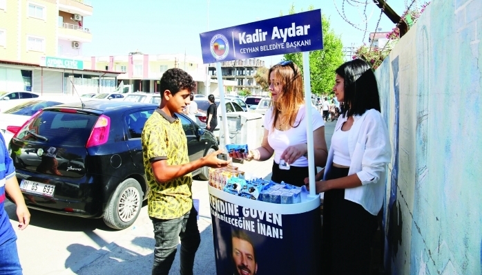 Ceyhan Belediyesi, Liselere Geçiş Sistemi (LGS) sınavına giren öğrenciler için sınav merkezlerinin önünde stantlar kurarak; öğrencilere su, kek ve meyve suyu dağıttı.