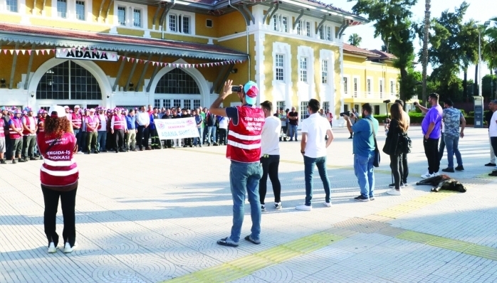 Türk-İş, kamuda örgütlü olduğu iş yerlerinde basın açıklaması yaptı, ardından saatlik işe geç başlama eylemi gerçekleştirdi.