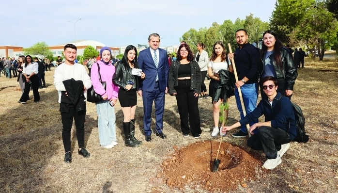 “Geleceğe Nefes" sloganı ile Cumhurbaşkanlığı himayesin başlatılan “11 Kasım Millî Ağaçlandırma Günü” dolayısıyla Çukurova Üniversitesinde fidanlar toprakla buluşturuldu.