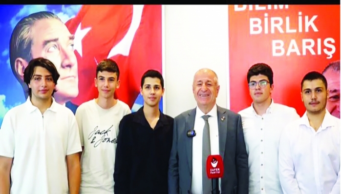 Partisi Genel Başkanı Prof. Dr. Ümit Özdağ, yeni üyelere rozetlerini taktı.