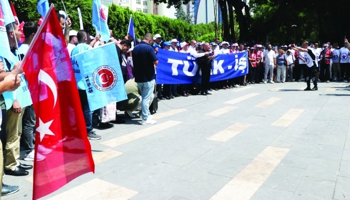 Türk-İş ‘Zordayız-Geçinemiyoruz’ adı altında başlattığı kitlesel açık hava toplantılarını tüm yurt genelinde olduğu gibi Adana’da da gerçekleştirdi